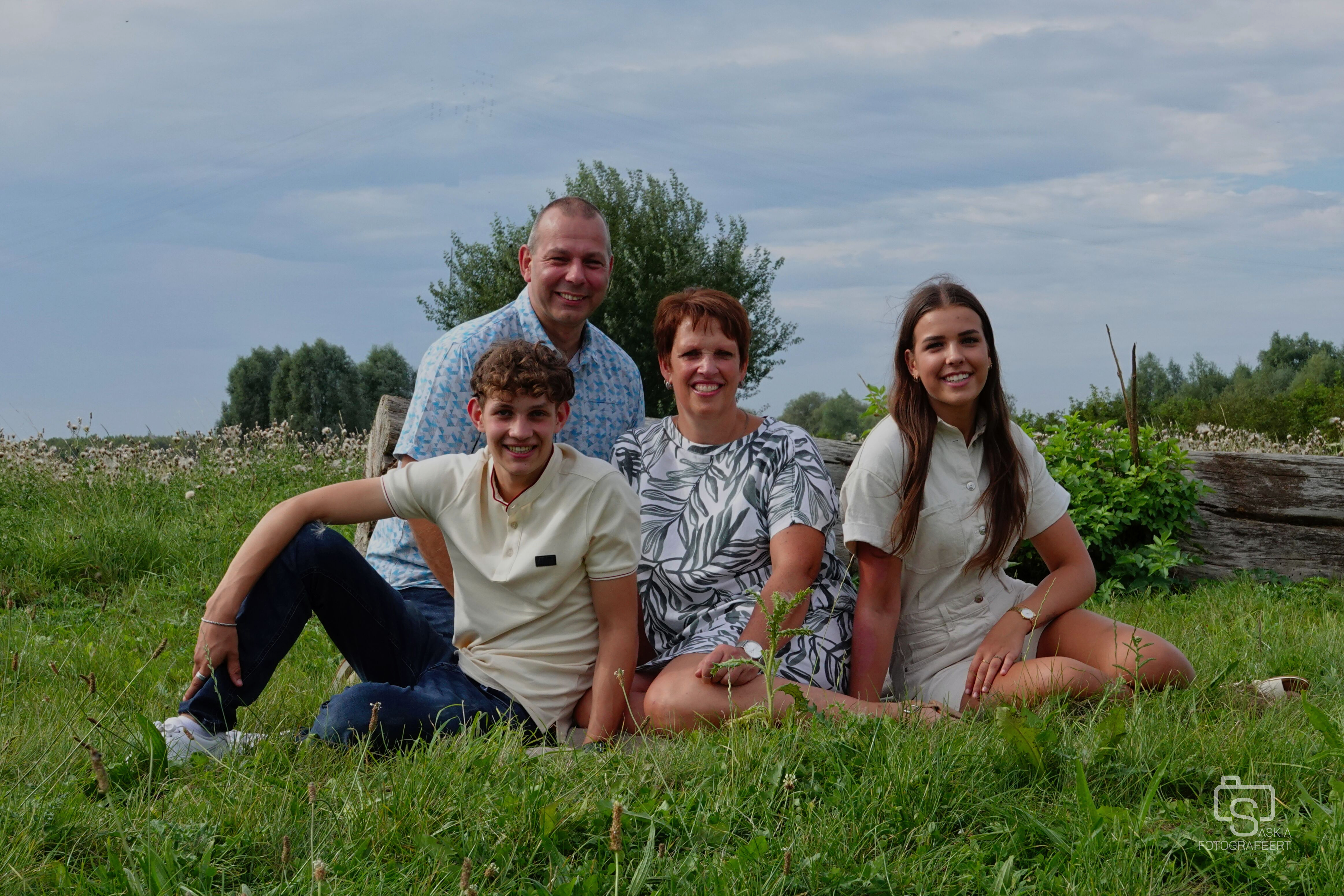 Familie & Koppels – familie onder boom