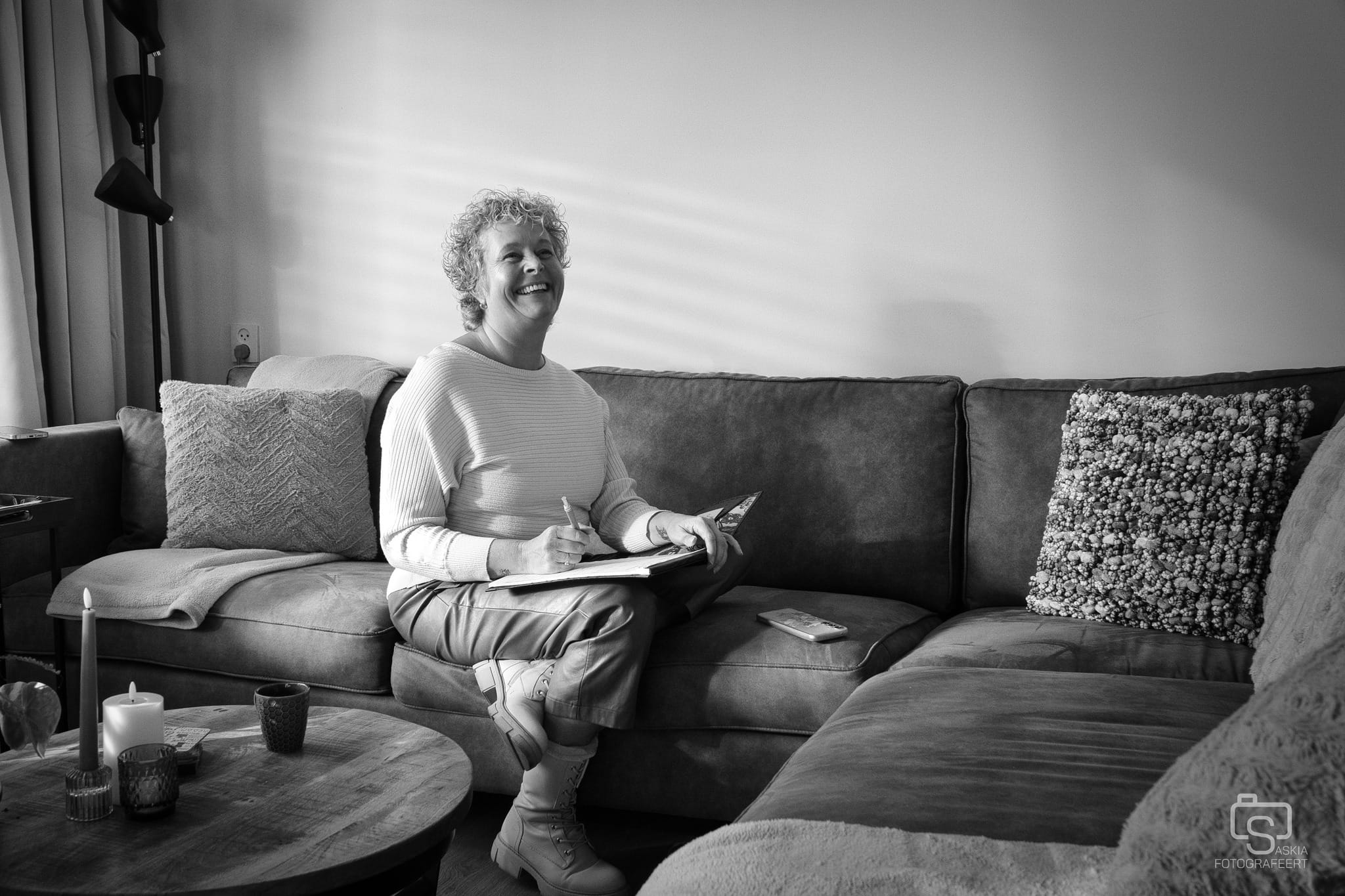 Portret – vrouw op bank